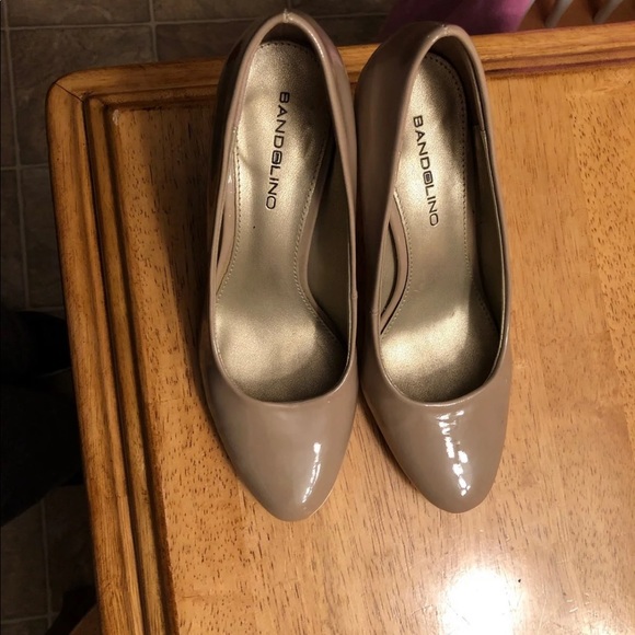 Bandolino Shoes - Women’s size 5 Bandolino taupe heels 👠